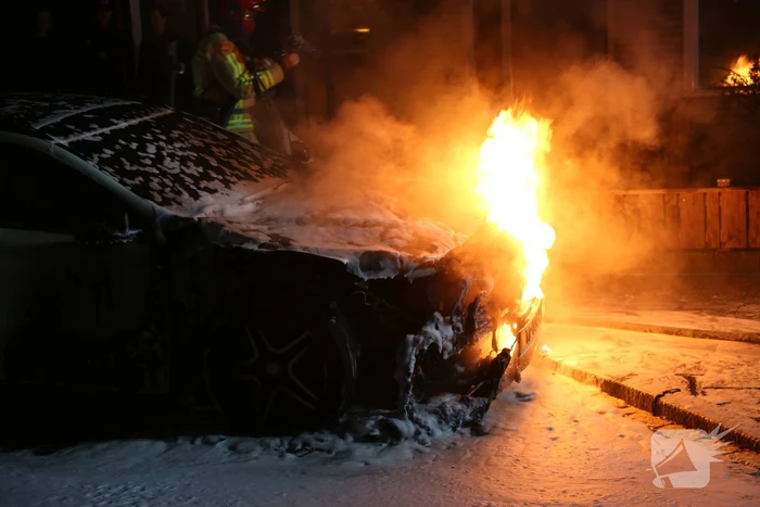 Auto verwoest door brand in motorcompartiment