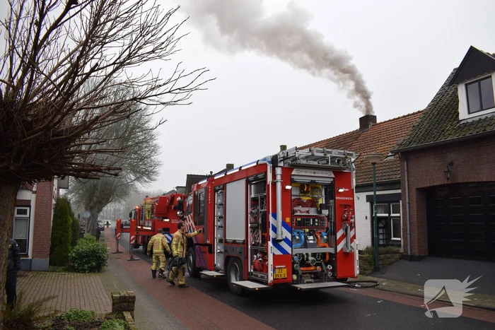Brand in schoorsteen slaat over naar dak