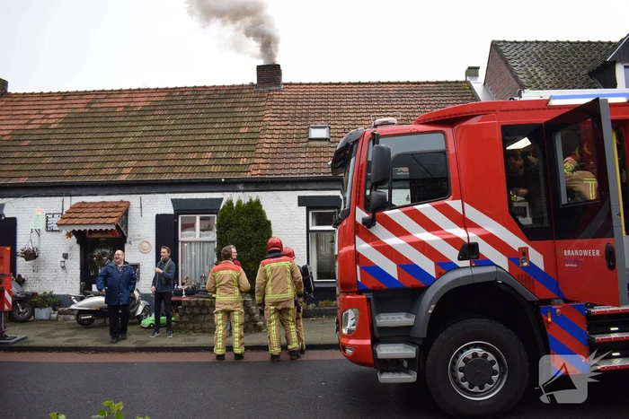 Brand in schoorsteen slaat over naar dak