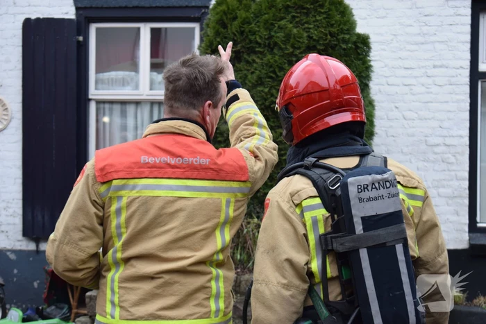 Brand in schoorsteen slaat over naar dak