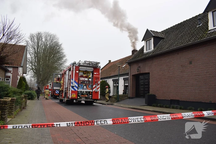 Brand in schoorsteen slaat over naar dak