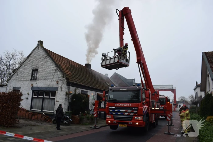 Brand in schoorsteen slaat over naar dak