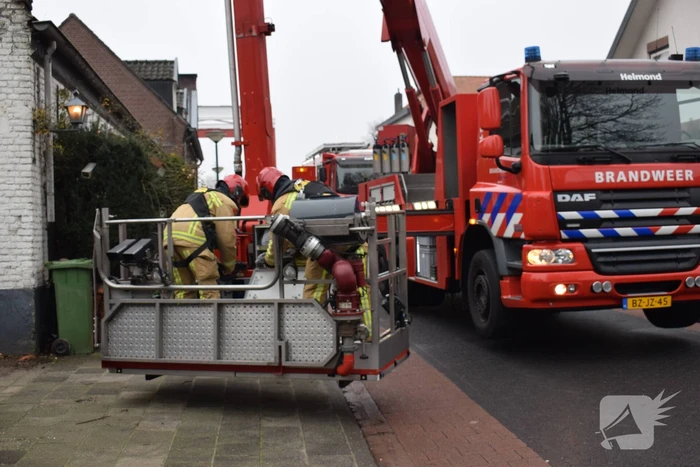 Brand in schoorsteen slaat over naar dak