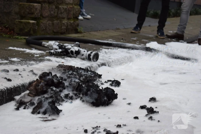 Brand in schoorsteen slaat over naar dak