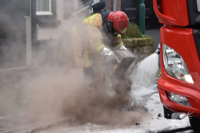 Brand in schoorsteen slaat over naar dak
