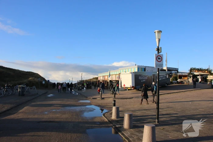 Mega drukte op strand ondanks maatregelen