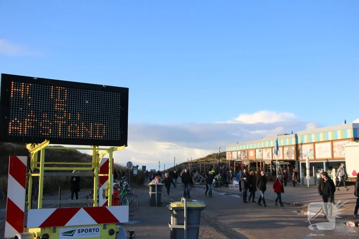 Mega drukte op strand ondanks maatregelen