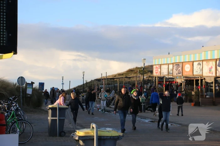 Mega drukte op strand ondanks maatregelen