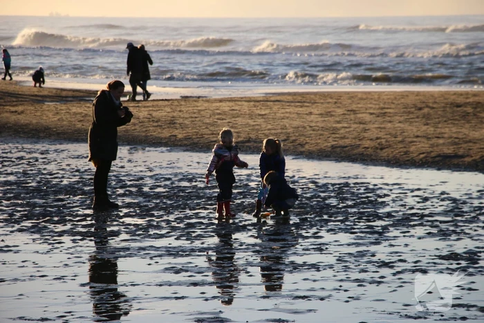 Mega drukte op strand ondanks maatregelen