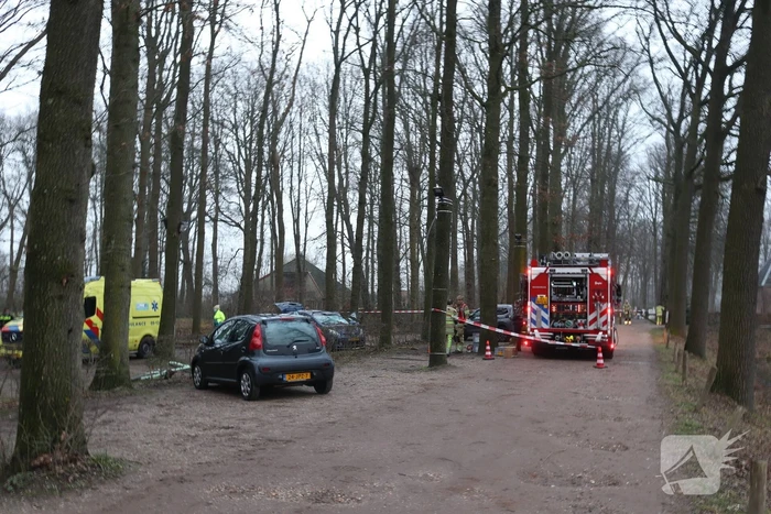 Overleden persoon naast auto bij Slot Zuylen