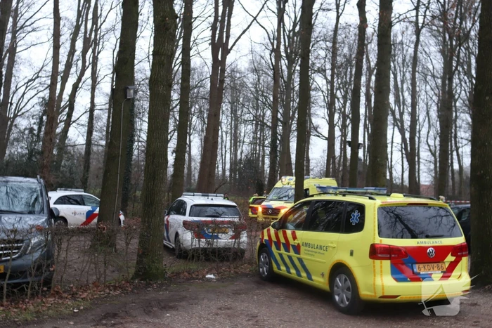 Overleden persoon naast auto bij Slot Zuylen