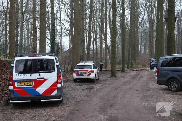 Overleden persoon naast auto bij Slot Zuylen