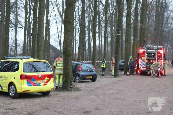 Overleden persoon naast auto bij Slot Zuylen