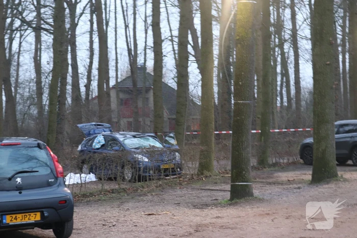 Overleden persoon naast auto bij Slot Zuylen