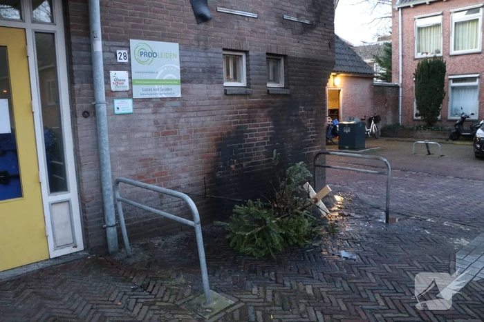 Pand loopt schade op door verbrande kerstbomen