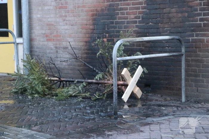 Pand loopt schade op door verbrande kerstbomen