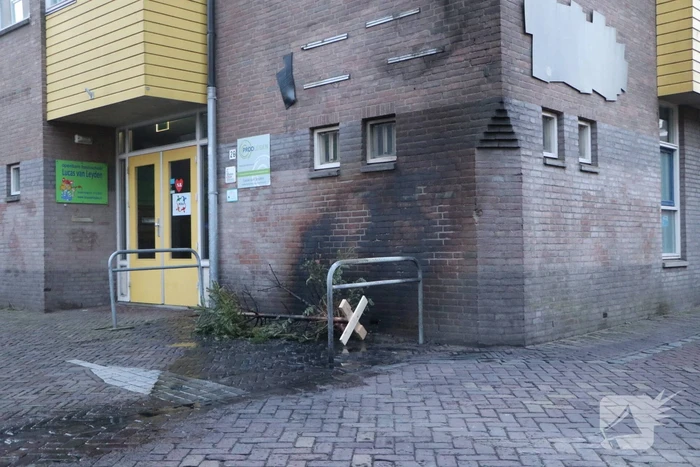 Pand loopt schade op door verbrande kerstbomen