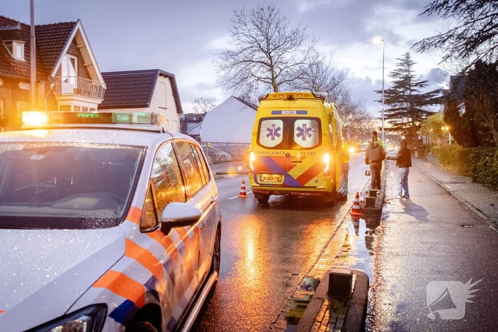Twee opzittenden scooter gaan onderuit