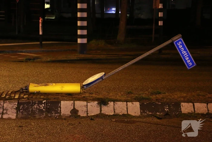 Aanrijding na door rood, zwangere vrouw naar ziekenhuis