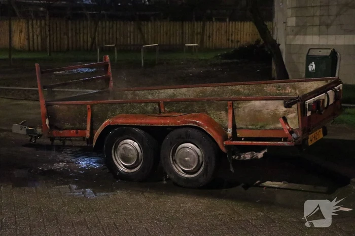 Aanhanger mogelijk in brand gestoken