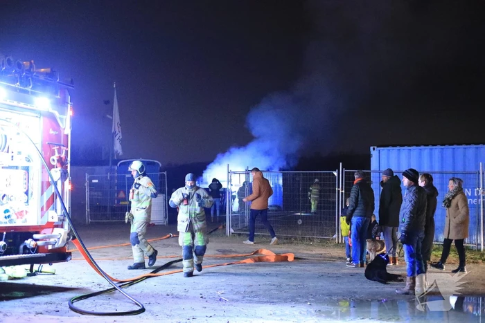 Bouwcontainer in brand gestoken
