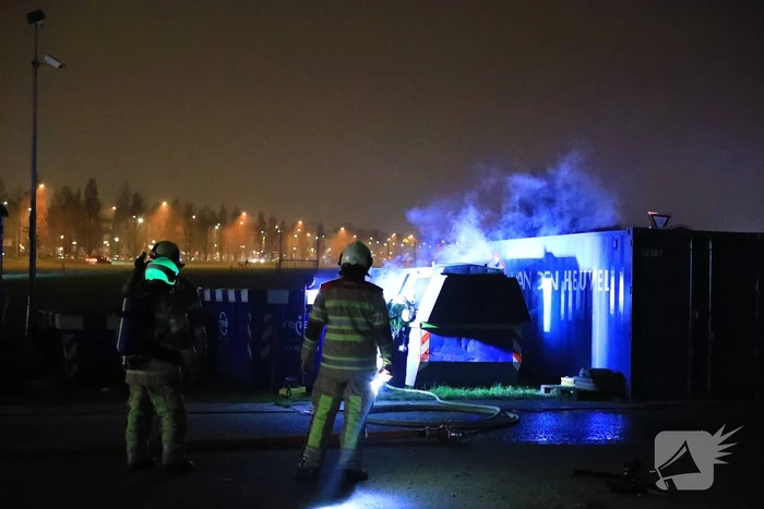 Bouwcontainer in brand gestoken