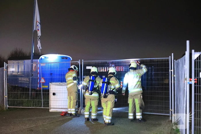 Bouwcontainer in brand gestoken