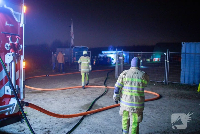 Bouwcontainer in brand gestoken