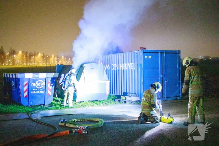 Bouwcontainer in brand gestoken
