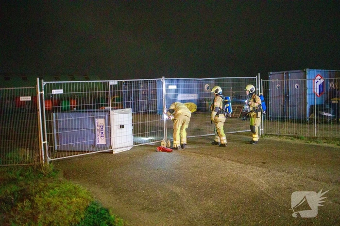 Bouwcontainer in brand gestoken