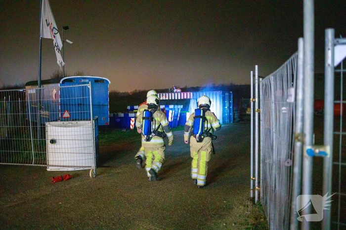 Bouwcontainer in brand gestoken