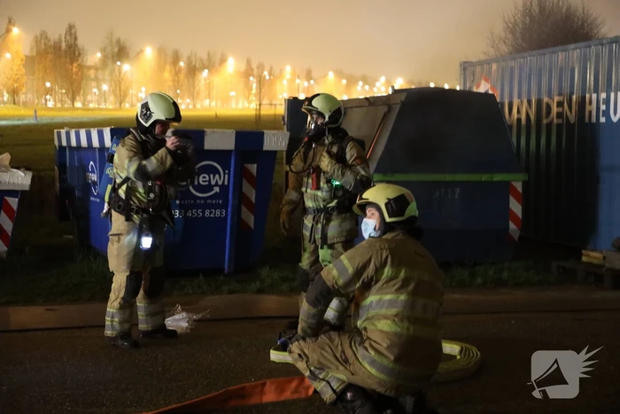Bouwcontainer in brand gestoken