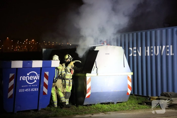 Bouwcontainer in brand gestoken