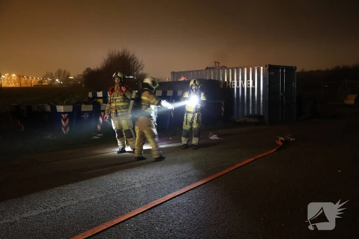 Bouwcontainer in brand gestoken