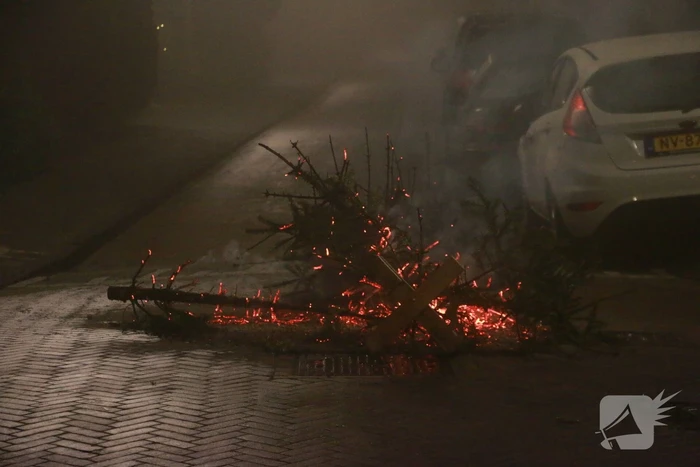 Kerstbomen in brand op kruising