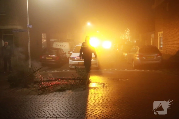 Kerstbomen in brand op kruising