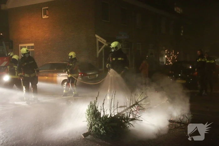Kerstbomen in brand op kruising