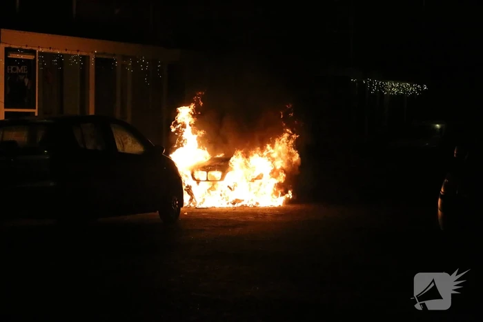 Auto vliegt in brand na harde knal