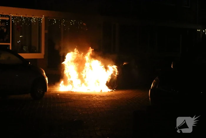 Auto vliegt in brand na harde knal