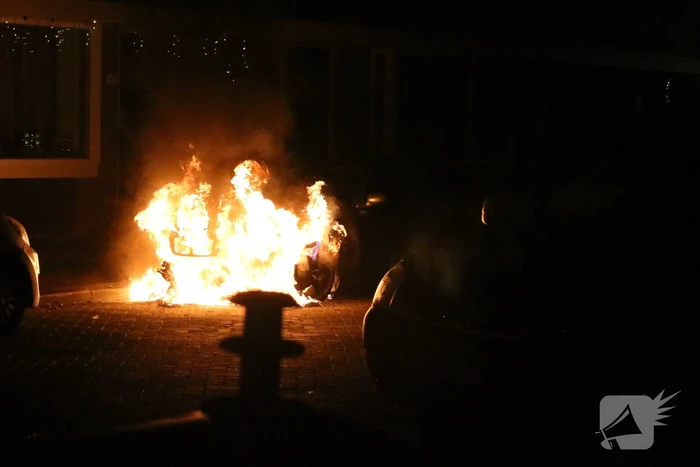Auto vliegt in brand na harde knal