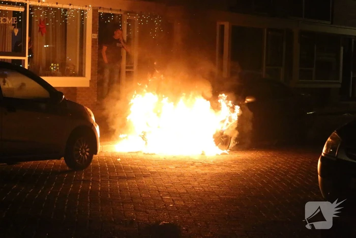 Auto vliegt in brand na harde knal