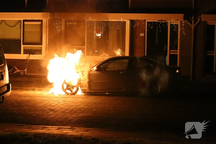 Auto vliegt in brand na harde knal