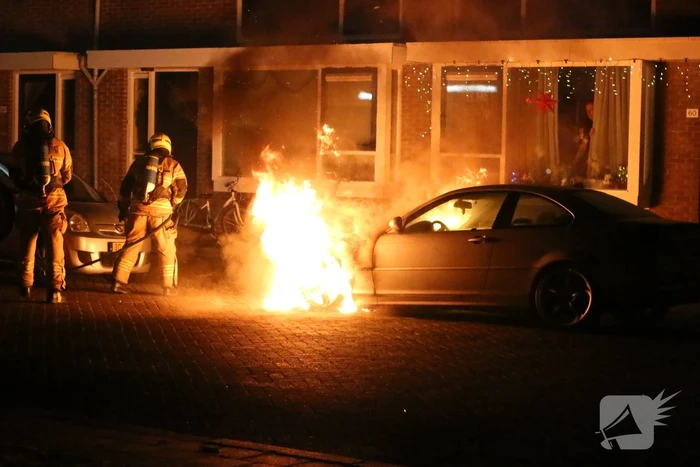 Auto vliegt in brand na harde knal