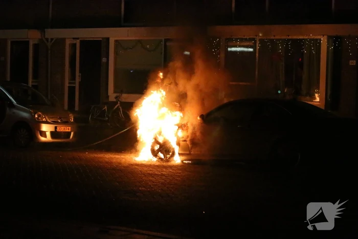 Auto vliegt in brand na harde knal