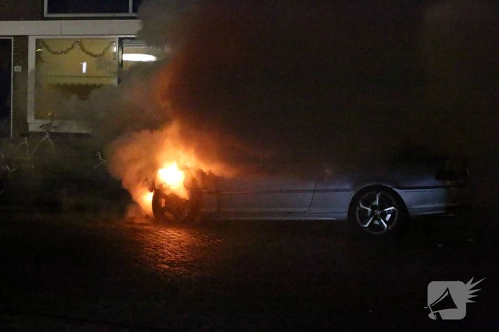 Auto vliegt in brand na harde knal