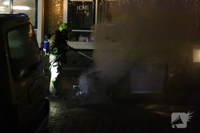 Auto vliegt in brand na harde knal