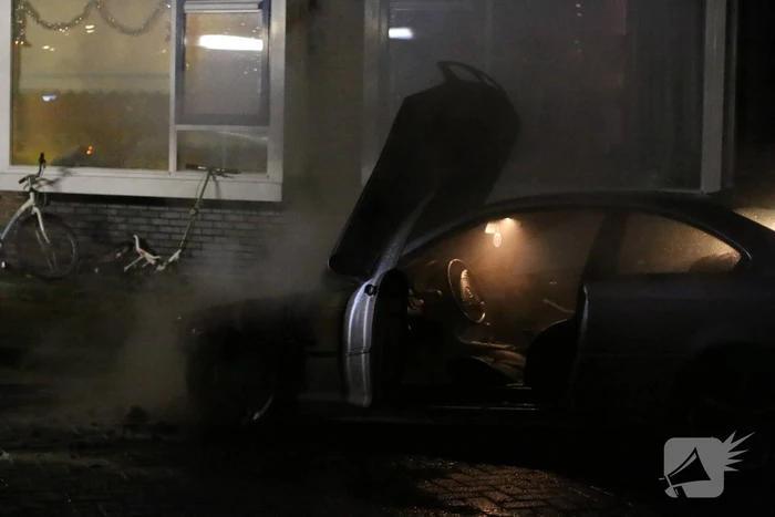 Auto vliegt in brand na harde knal