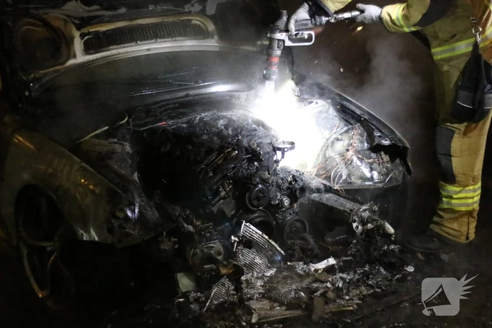 Auto vliegt in brand na harde knal
