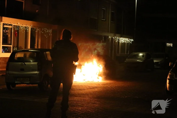 Auto vliegt in brand na harde knal