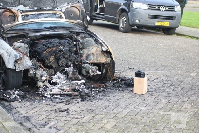 Auto vliegt in brand na harde knal